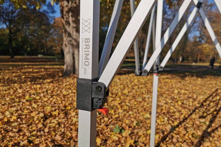 cortul de petrecere ușor sus