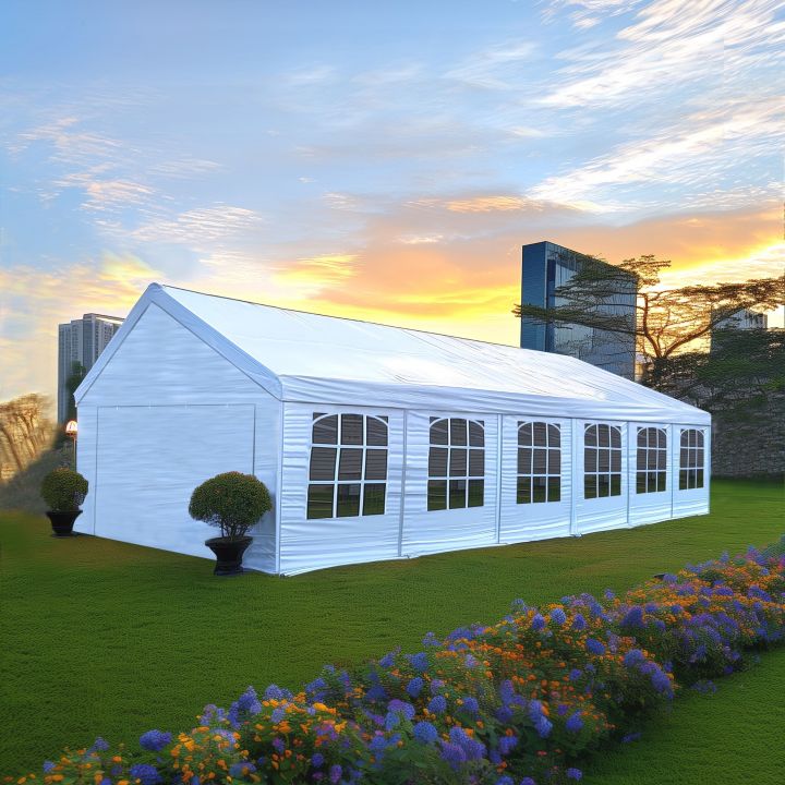 Cort alb de petrecere in gradina