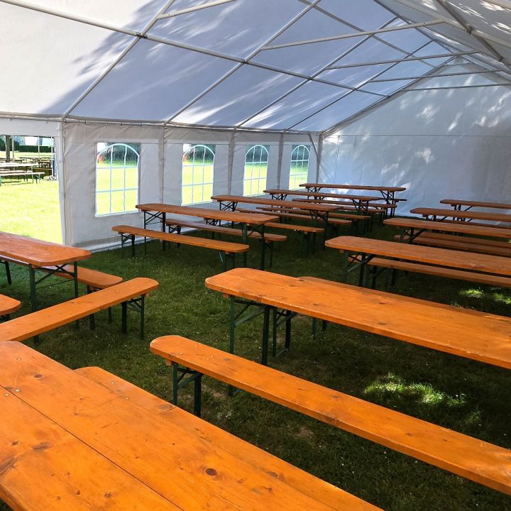 Corturi albe de petrecere cu foarfece